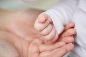 Vauva käsi nyrkissä